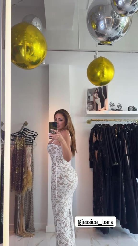 徐娘半老！皮蓬前妻穿吊帶裙自拍，這身材也太炸裂了！