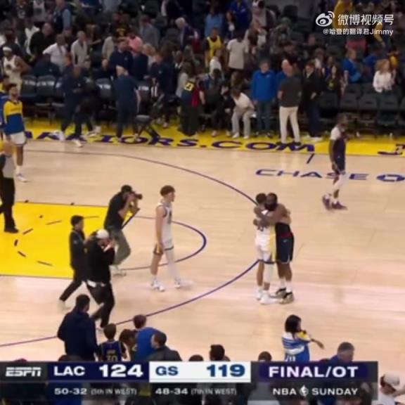 09雙雄傾盡全力！哈登和庫里賽后第一時(shí)間擁抱在一起