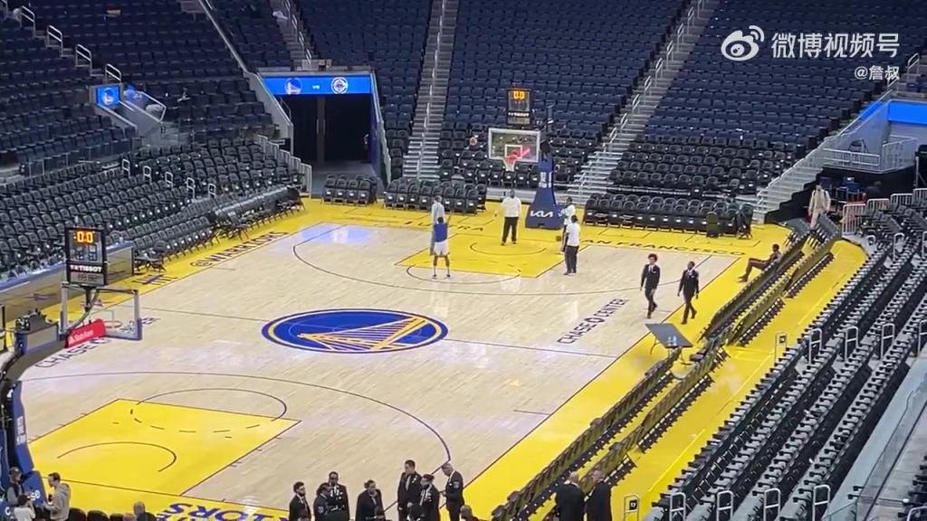 今天沒有得到出場(chǎng)機(jī)會(huì)！庫明加賽后還留在場(chǎng)地練習(xí)投籃