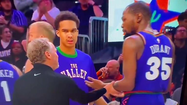 下課導(dǎo)火索？主帥布登此前抓住KD手臂要說什么，被一把甩開！