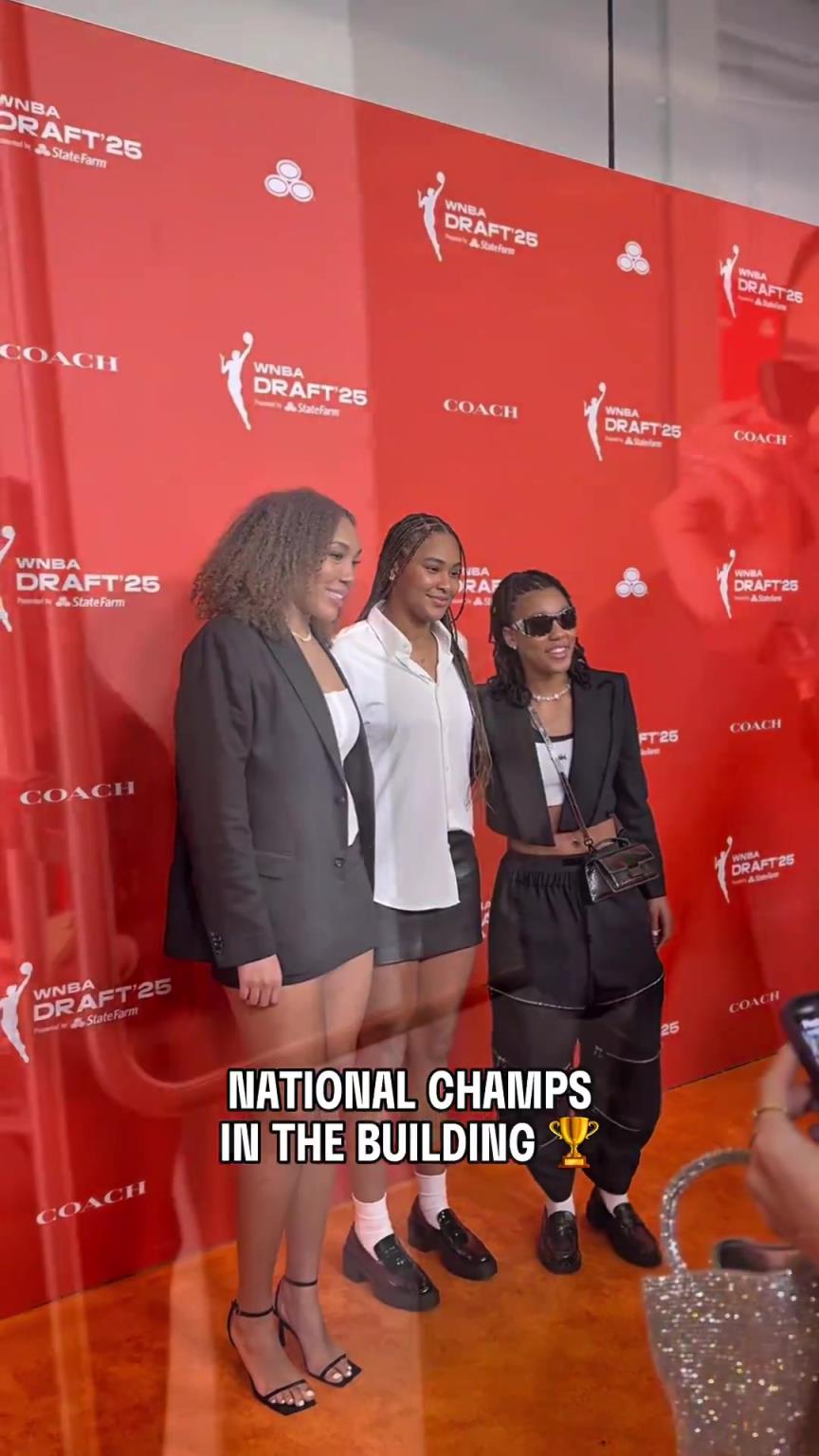 吧友們有喜歡的嗎？WNBA選秀大會(huì)上，到處都有靚麗的風(fēng)景線