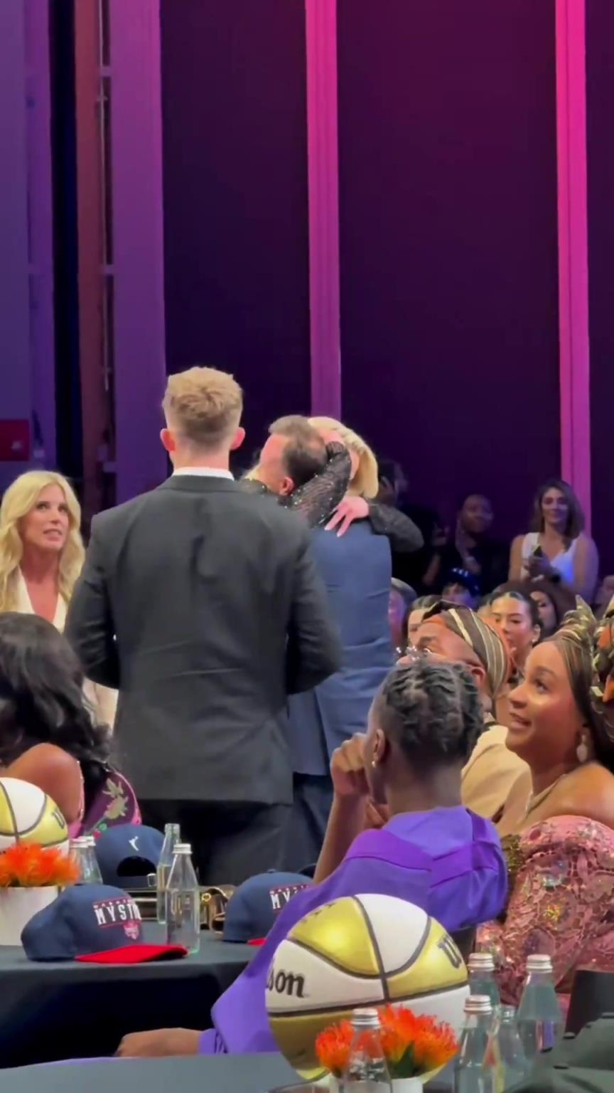 吧友們想看的正臉來了！薩格斯的女友海莉被選中后感覺快哭了