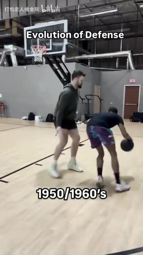 太真實(shí)了！外網(wǎng)網(wǎng)紅惡搞NBA不同時(shí)代的防守尺度變化！