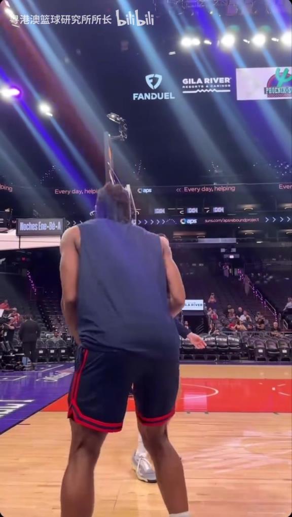 機(jī)器人級(jí)別的靜態(tài)身體！近距離看小卡的賽前熱身！