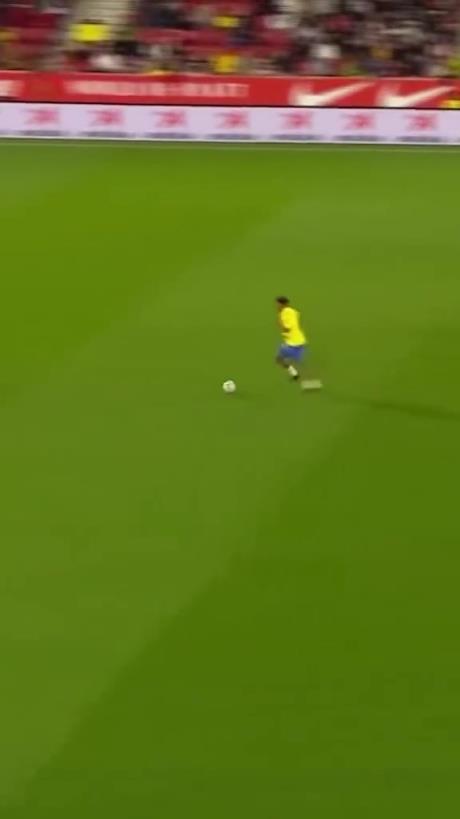 45歲還開(kāi)掛！小羅再現(xiàn)牛尾巴過(guò)人，微笑單挑門(mén)將輕松打進(jìn)